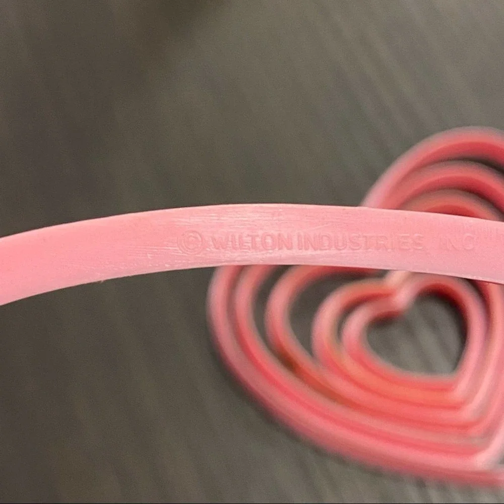 Set of 6 Wilton Pink Heart Shaped Valentines Cookie‎ Cutters PERFECT